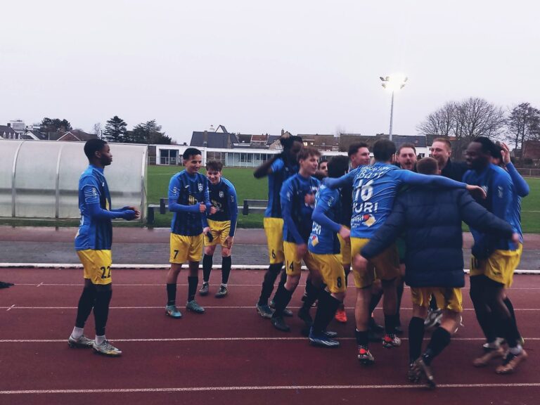 De spelers van VW Hamme vieren na de match tegen Sporting Club Blankenberge na de overwinning.